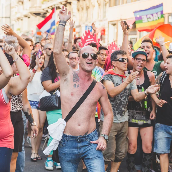 Pessoas que participam no Orgulho de Milão 2015 — Fotografia de Stock