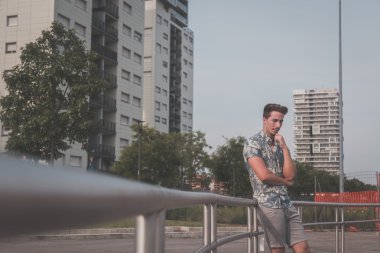 Yakışıklı delikanlı sokağın ortasında poz