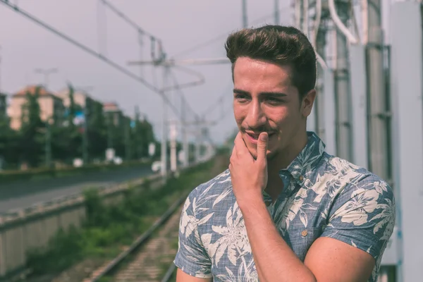 Jovem bonito homem posando em uma estação de metro — Fotografia de Stock