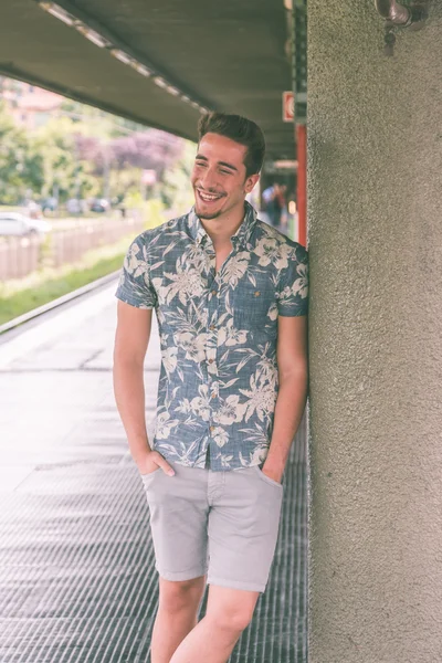 Junger schöner Mann posiert in einer U-Bahn-Station — Stockfoto