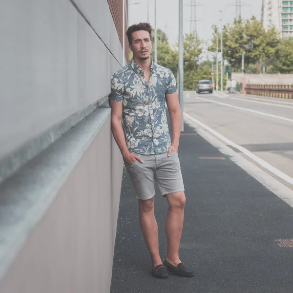 Jovem bonito homem posando na rua — Fotografia de Stock