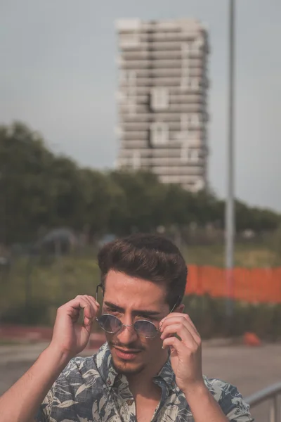 Jovem bonito homem posando na rua — Fotografia de Stock