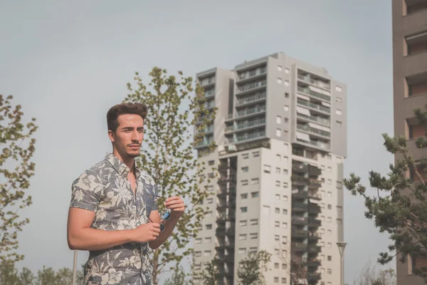 Joven hombre guapo posando en la calle — Foto de Stock