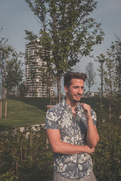 Jovem bonito homem posando na rua — Fotografia de Stock