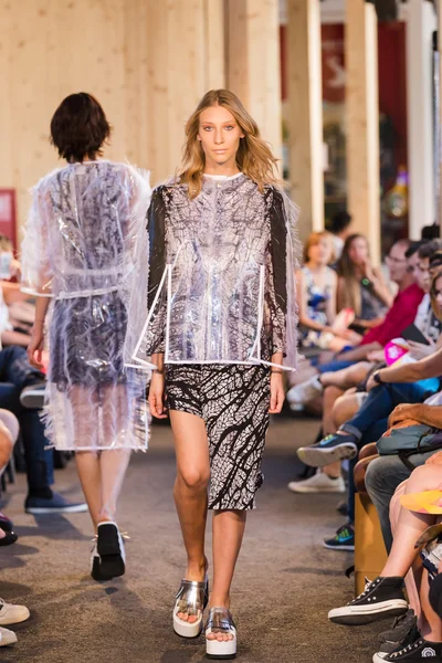 Models walking the runway in the Switzerland pavilion at Expo 20 — Zdjęcie stockowe