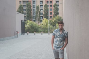 Yakışıklı delikanlı sokağın ortasında poz