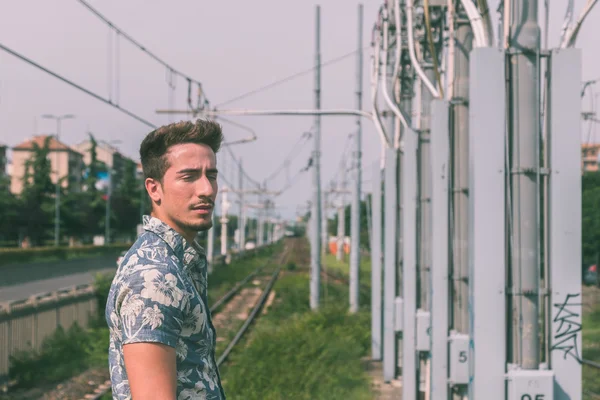 Jovem bonito homem posando em uma estação de metro — Fotografia de Stock