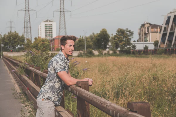 Joven hombre guapo posando en la calle — Foto de Stock