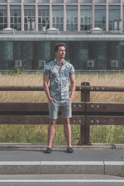 Junger schöner Mann posiert auf der Straße — Stockfoto