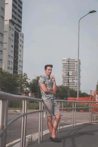 Jovem bonito homem posando na rua — Fotografia de Stock