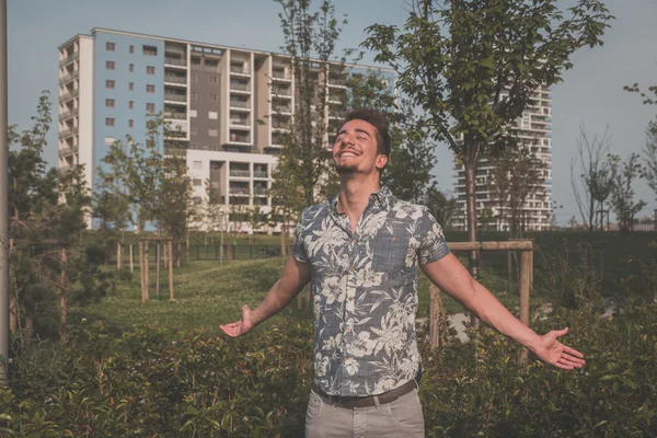 Jovem bonito homem posando na rua — Fotografia de Stock