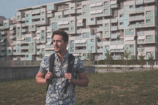 Jovem bonito homem posando na rua — Fotografia de Stock