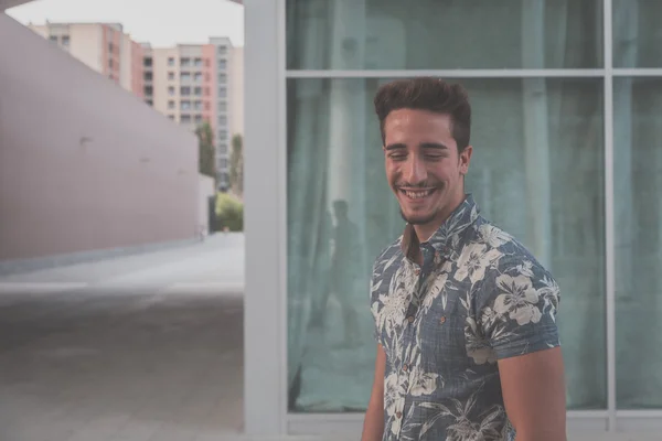 Jovem bonito homem posando na rua — Fotografia de Stock