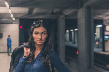Bir metro istasyonu poz güzel kız