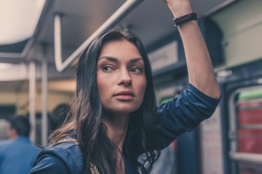 Metro arabayla poz güzel kız