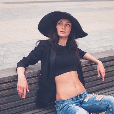 Bir bankta poz güzel kız