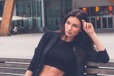 Bir bankta poz güzel kız