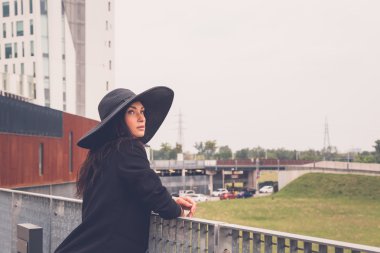 Güzel kız bir kentsel bağlamda poz