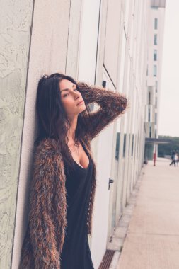 Güzel kız bir kentsel bağlamda poz