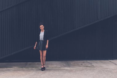 Güzel kız bir kentsel bağlamda poz