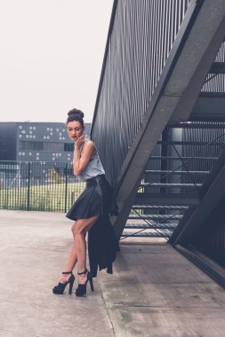 Güzel kız bir kentsel bağlamda poz