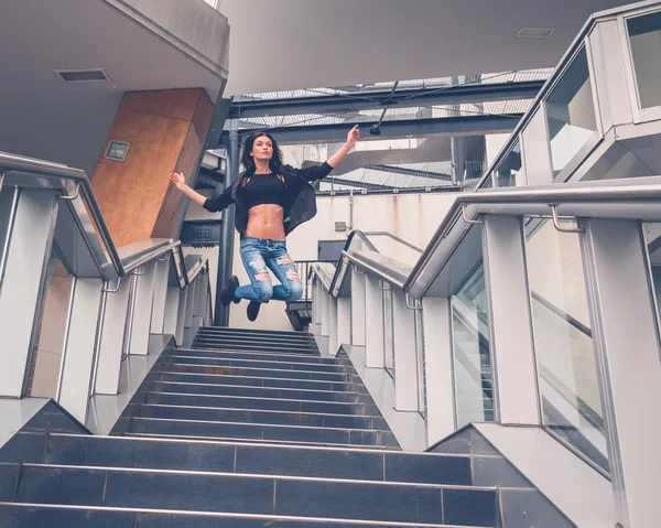 Красивая девушка прыгает с лестницы — стоковое фото