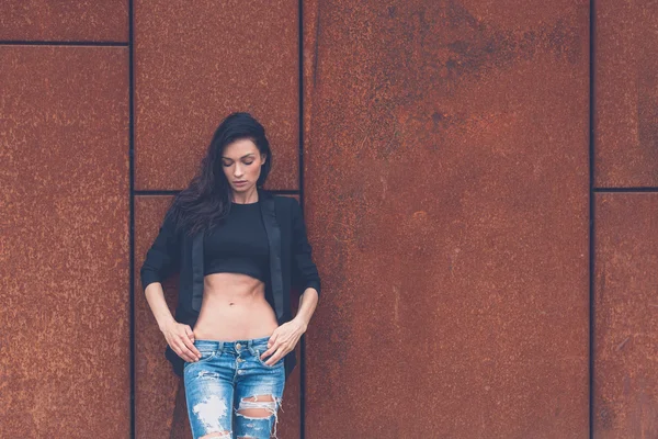 Hermosa chica posando en las calles de la ciudad —  Fotos de Stock