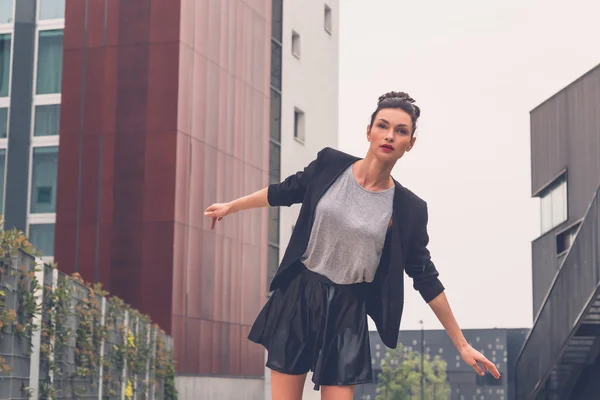 Menina bonita posando em um contexto urbano — Fotografia de Stock