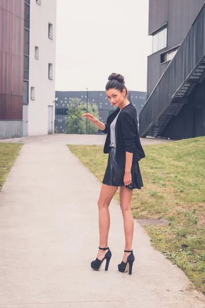 Beautiful girl posing in an urban context — Stock Photo, Image