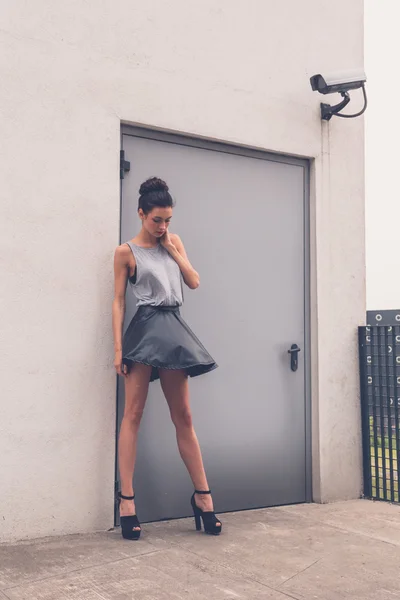 Hermosa chica posando en un contexto urbano — Foto de Stock