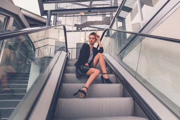 Krásná dívka pózuje na eskalátoru — Stock fotografie