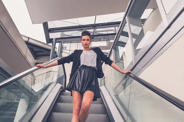 Vacker flicka poserar på en rulltrappa — Stockfoto
