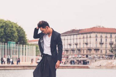 Yakışıklı Asya model tarafından yapay bir havza poz