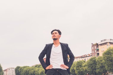 Yakışıklı Asya model şehir sokaklarını poz