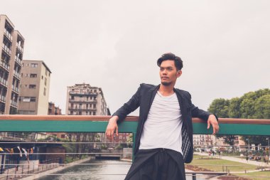 Yakışıklı Asya model tarafından yapay bir havza poz