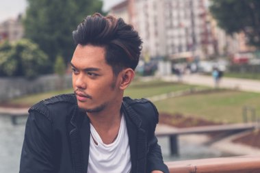 Yakışıklı Asya model tarafından yapay bir havza poz