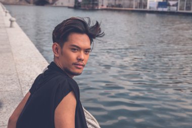 Tarafından yapay bir havza oturan yakışıklı Asya modeli