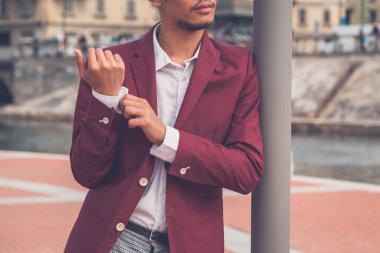 Yakışıklı Asya model tarafından yapay bir havza poz