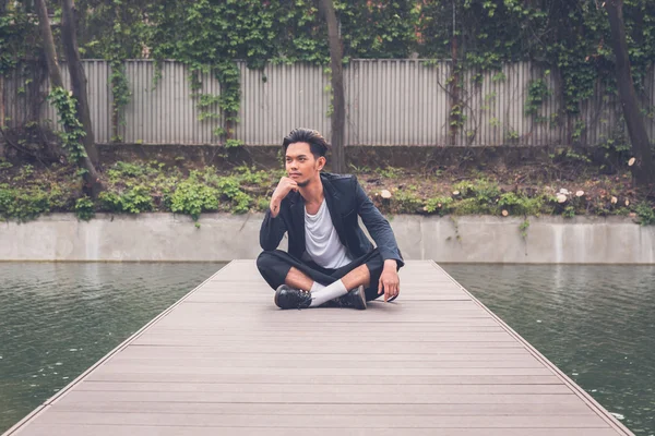 Hübsche asiatische Modell posiert durch ein künstliches Becken — Stockfoto