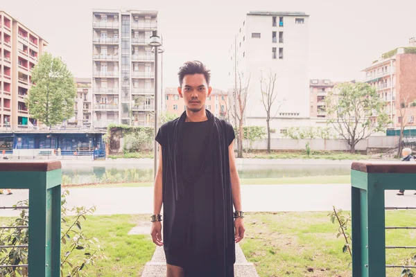 Hermoso modelo asiático posando en las calles de la ciudad — Foto de Stock