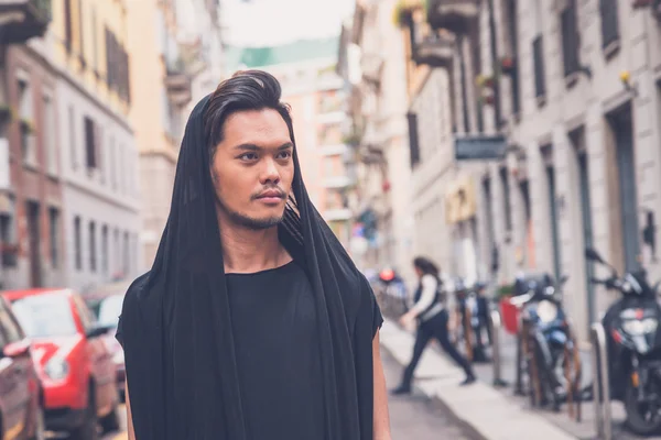 Hermoso modelo asiático posando en las calles de la ciudad — Foto de Stock