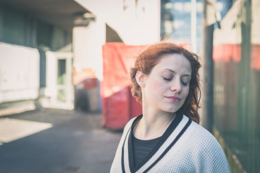 Güzel kız şehir sokaklarda poz