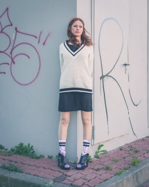 Güzel kız şehir sokaklarda poz