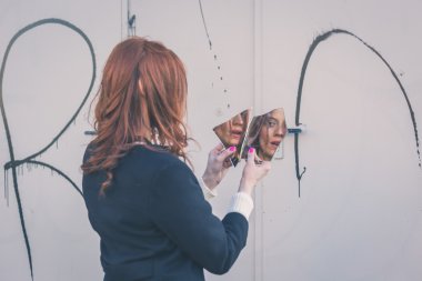 Güzel kız kendini aynaya bakmak