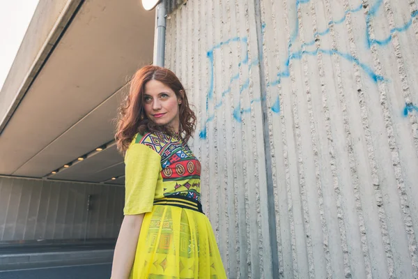 Menina bonita posando nas ruas da cidade — Fotografia de Stock