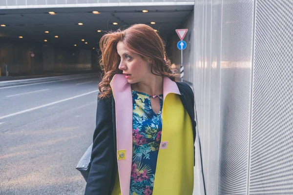 Beautiful girl posing in the city streets — Stock Photo, Image