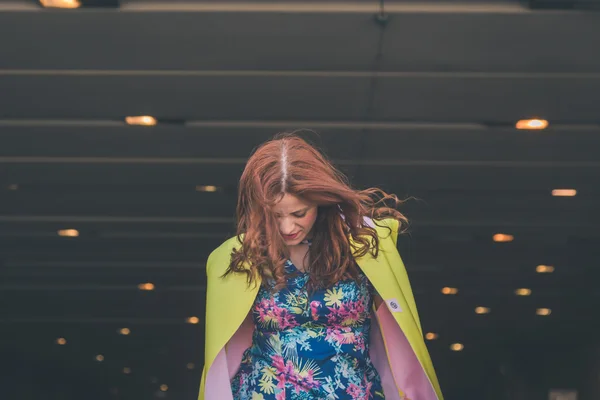 Bella ragazza in posa nelle strade della città — Foto Stock