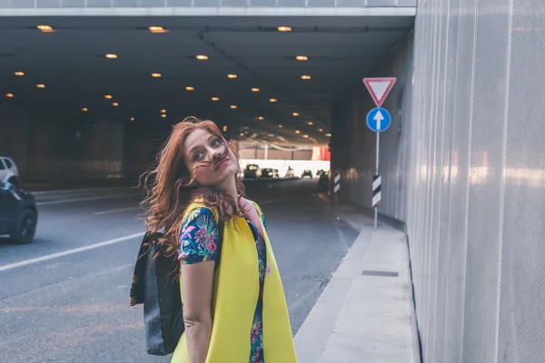 Beautiful girl posing in the city streets — Stock Photo, Image