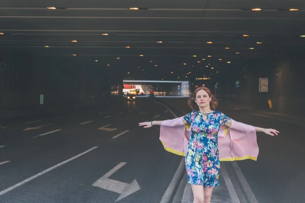 Belle fille posant dans les rues de la ville — Photo