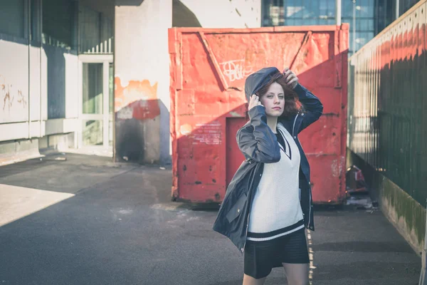 Beautiful girl posing in the city streets — Stock Photo, Image